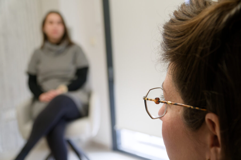 ελενη κάνει συνεδρία με μία θεραπευόμενη